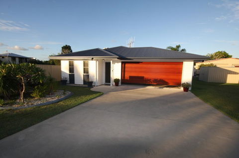 62 Tingira Close - Modern Lowset Home With Swimming Pool, Outdoor Area, Ample Parking. Pet Friendly - Holiday Sunshine Coast 1