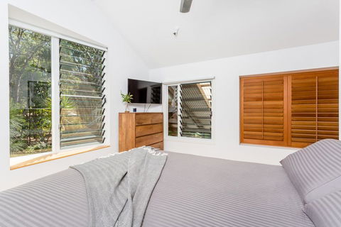 7 Naiad Court - Rainbow Shores, Perfect Beach House, Swimming Pool And Walk To Beach, Aircon, Wi-Fi - Sunshine Coast Tourism 1