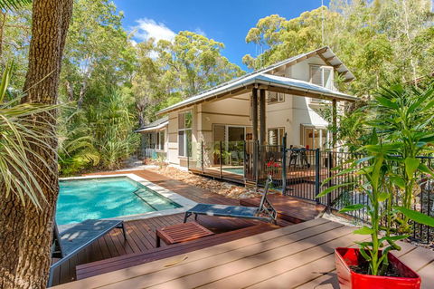 7 Naiad Court - Rainbow Shores, Perfect Beach House, Swimming Pool And Walk To Beach, Aircon, Wi-Fi - Sunshine Coast Tourism 0