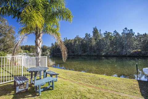 77 Lake Entrance Rd - Waterfront Wonder - Sunshine Coast Tourism 0