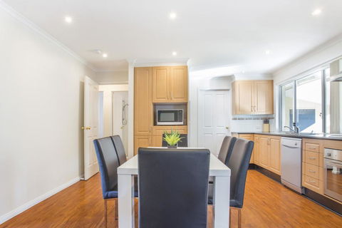 77 Lake Entrance Rd - Waterfront Wonder - Sunshine Coast Tourism 3
