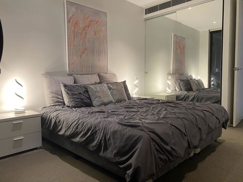 @Realm Modern Executive Apartment, 1BR, Wine, WiFi, Secure Parking, Canberra - Sunshine Coast Tourism 2