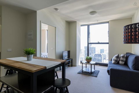A Cozy CBD Suite With Spectacular City Views - Holiday Sunshine Coast 0