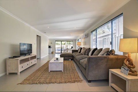 A Little Luxury In Town - Holiday Sunshine Coast 3