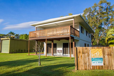 A Lure - Holiday Sunshine Coast 1