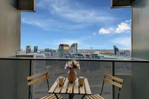 A Modern 2BR CBD Apt, City Views, FREE Parking - Holiday Sunshine Coast 1