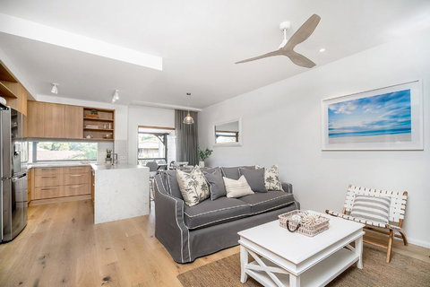 A PERFECT STAY - Luxe & Bloom - Sunshine Coast Tourism 0