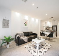 A Spacious  Central 2BR Apt Near Flinders Station - Holiday Sunshine Coast
