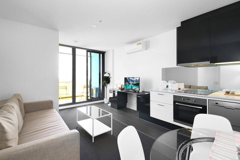 A Stylish CBD Apartment With A Stunning View - Holiday Sunshine Coast 1