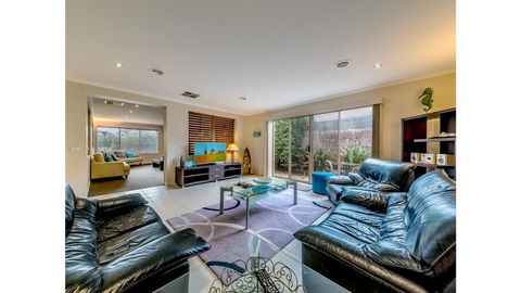 A TOUCH OF CLASS - PET FRIENDLY (OUTSIDE ONLY) - Sunshine Coast Tourism 1