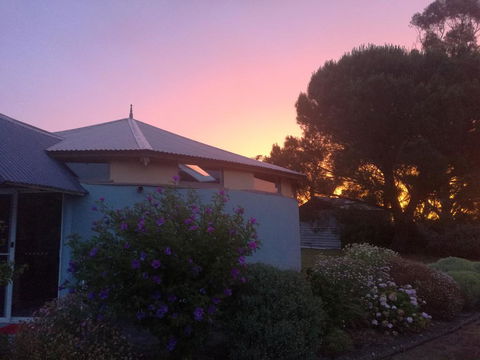 A Victor Harbour Retreat Aldinga-The Round Cottage - Holiday Sunshine Coast 1
