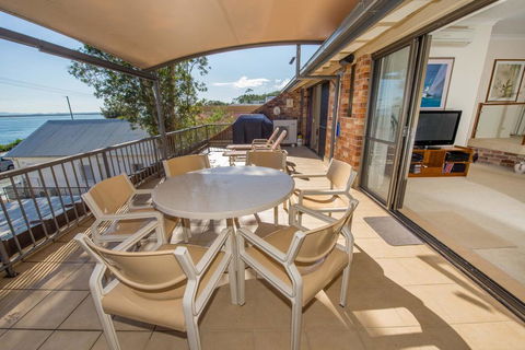 A Yachtsmans Rest, Unit 4/37 Victoria Parade - Holiday Sunshine Coast 1