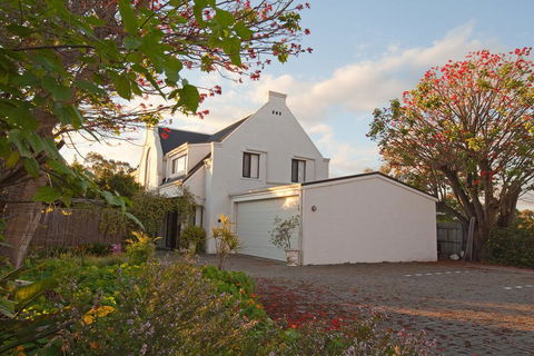 Aarn House B&B Airport Accommodation - Holiday Sunshine Coast 2