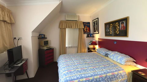 Aarn House B&B Airport Accommodation - Holiday Sunshine Coast 0