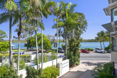 Aarons Luxury Retreat - Holiday Sunshine Coast 0