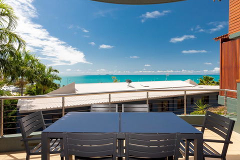 Absolute Airlie - Holiday Sunshine Coast 0