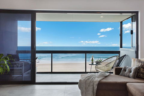 Absolute Beach Front Renovated 3 Bdrm 2 Bath App - Holiday Sunshine Coast 0