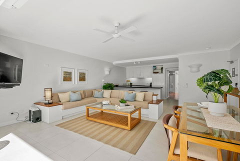 Absolute Beachfront Apt. In Alamanda Beachfront Resort (14) - Holiday Sunshine Coast 1