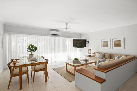 Absolute Beachfront Apt. In Alamanda Beachfront Resort (14) - Holiday Sunshine Coast 2