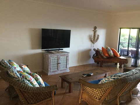 ABSOLUTE BEACHFRONT BLISS @ NEWELL BEACH - Sunshine Coast Tourism 3