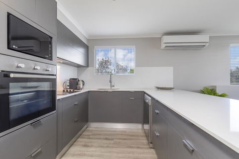 Absolute Beachfront Penthouse, Castaways Beach - Holiday Sunshine Coast 3