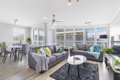 Absolute Beachfront Penthouse, Castaways Beach - Holiday Sunshine Coast 0