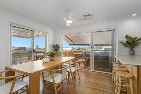 East Point Holiday Home - Holiday Sunshine Coast 2