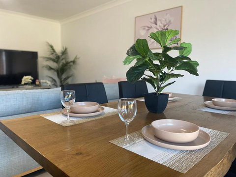 Edmondson Modern 4 Br House Quiet & Convenient - Sunshine Coast Tourism 0