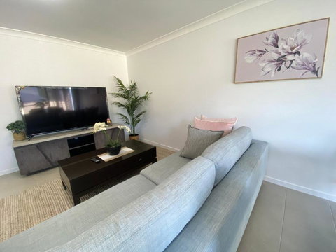 Edmondson Modern 4 Br House Quiet & Convenient - Sunshine Coast Tourism 1