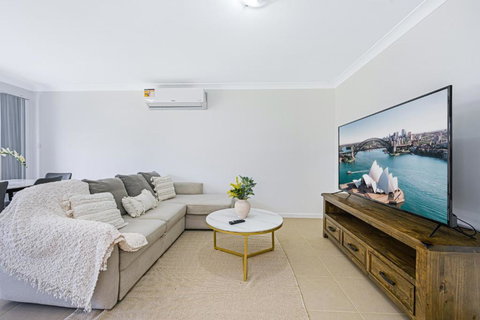 Edmondson Park Modern 4 Br House Parking - Sunshine Coast Tourism 0