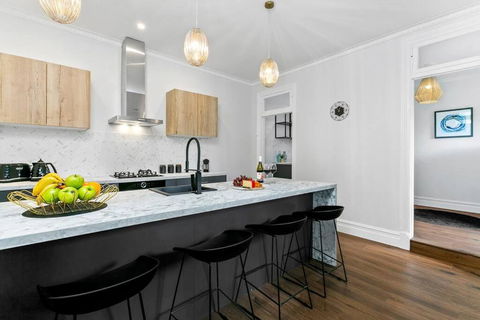 EDW19 - Stylish 2-Bed, 2-Bath Townhose In Drummoyne - Holiday Sunshine Coast 0