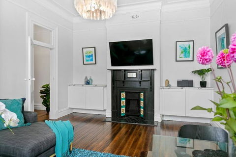 EDW19 - Stylish 2-Bed, 2-Bath Townhose In Drummoyne - Holiday Sunshine Coast 2