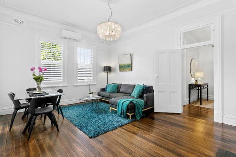 EDW19 - Stylish 2-Bed, 2-Bath Townhose In Drummoyne - Holiday Sunshine Coast 3