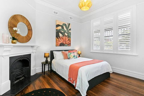 EDW19 - Stylish 2-Bed, 2-Bath Townhose In Drummoyne - Holiday Sunshine Coast 4