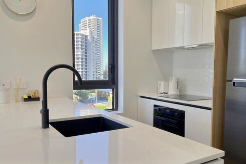E.S. Surfers Paradise - Holiday Sunshine Coast 2