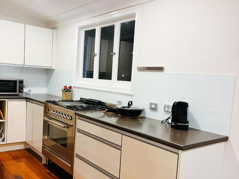 Elegant Villa Near Shopping Mall - Sunshine Coast Tourism 1