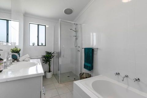 Entire Home In Sturt, Free Parking - Sunshine Coast Tourism 3