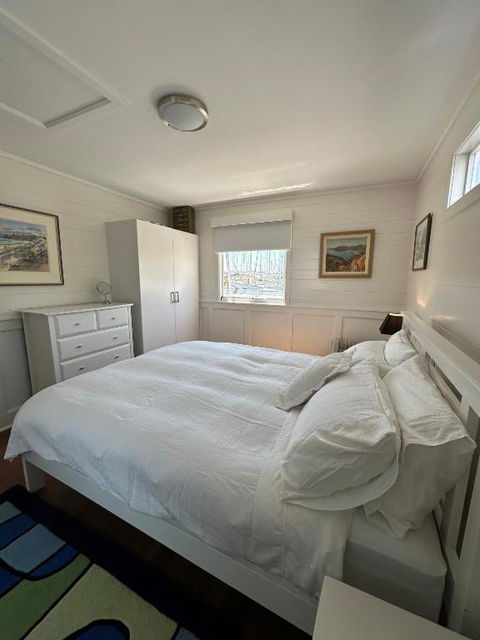 Elegant And Scenic Floating Boat House - Sunshine Coast Tourism 3