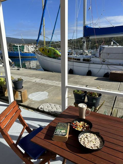 Elegant And Scenic Floating Boat House - Sunshine Coast Tourism 4