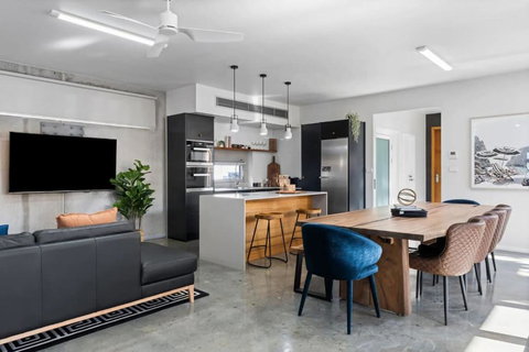 Exquisite Beachside Mansion - Holiday Sunshine Coast 0