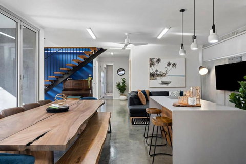 Exquisite Beachside Mansion - Holiday Sunshine Coast 1