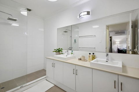 Fabulous Apt In Northbridge With Pool & WiFi - Holiday Sunshine Coast 4