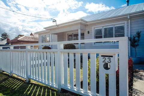 Family Friendly Home By The Lake - Holiday Sunshine Coast 0