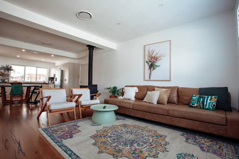 Family Friendly Home By The Lake - Holiday Sunshine Coast 3