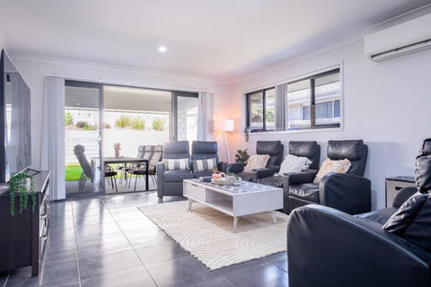 Family Friendly Oasis Mid Brisbane And Gold Coast - Holiday Sunshine Coast 0