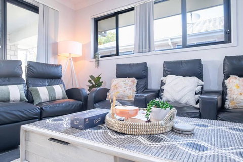 Family Friendly Oasis Mid Brisbane And Gold Coast - Holiday Sunshine Coast 3