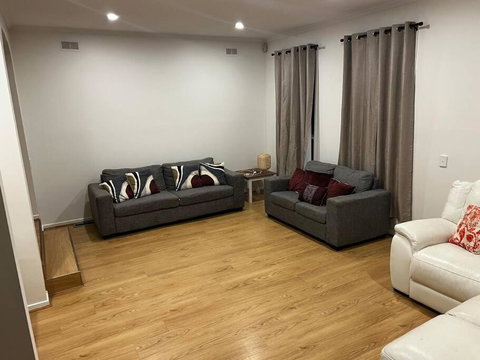 Family Home- Close To Knox City & Dandenong Ranges - Sunshine Coast Tourism 4