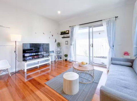 FamilyFriendly 3 Bedroom Retreat - Shared - Parking And Wifi - Holiday Sunshine Coast 0