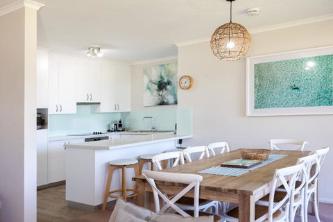 Fathoms 8 - Holiday Sunshine Coast 2