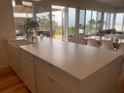 Fern Ocean Views Middle Of Town WiFi And Pet Friendly - Holiday Sunshine Coast 2